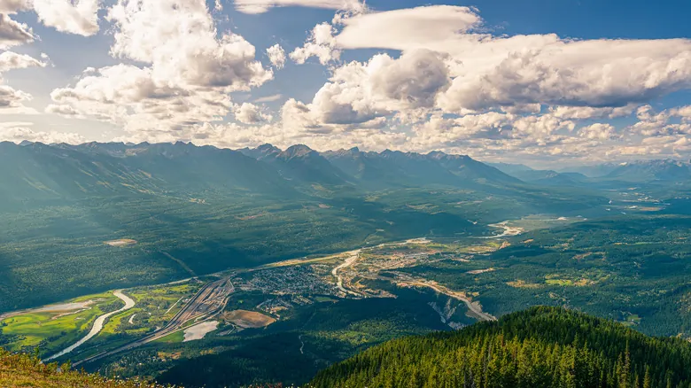 Explora las Rocosas Canadienses: Descubre Golden, tu Puerta Secreta a la Aventura