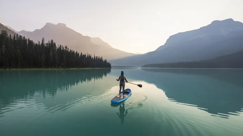 Explora las Rocosas Canadienses: Descubre Golden, tu Puerta Secreta a la Aventura