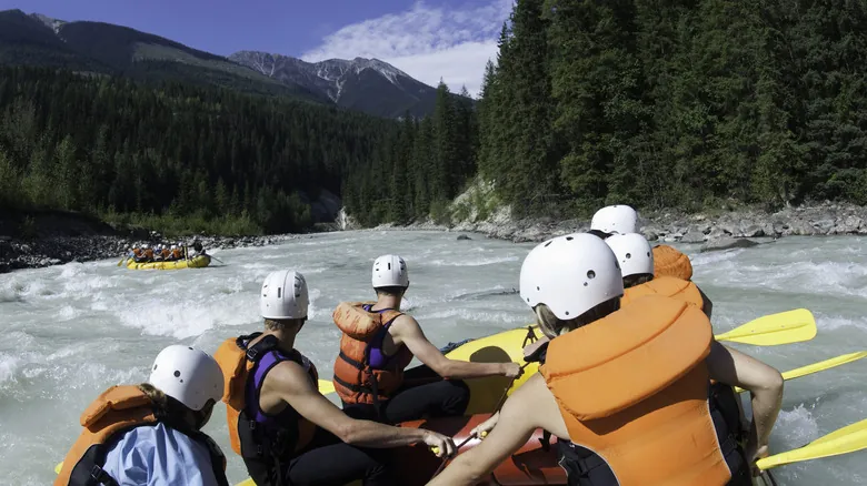 Explora las Rocosas Canadienses: Descubre Golden, tu Puerta Secreta a la Aventura