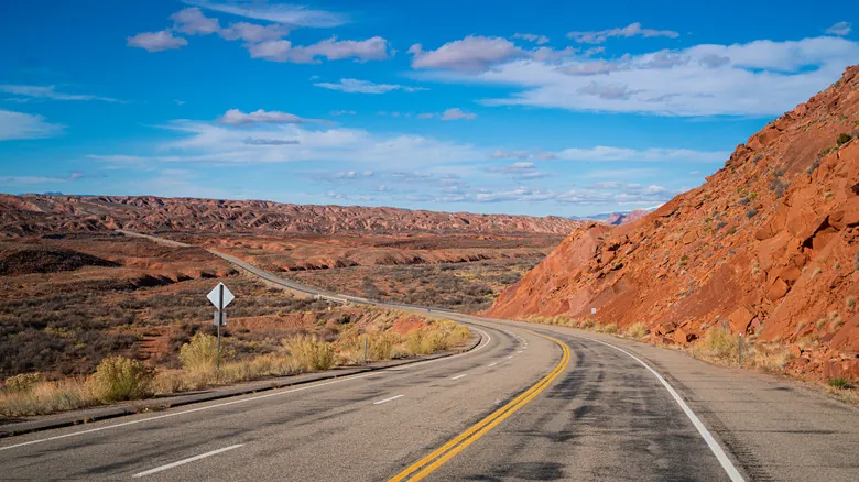 Explorando Arizona en Carretera: Belleza Escénica y Desafíos de Seguridad Vial