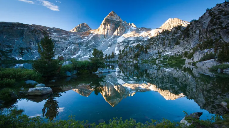 Explorando Sequoia y Kings Canyon: Gigantes Arbolados y la Épica Ruta Rae Lakes Loop