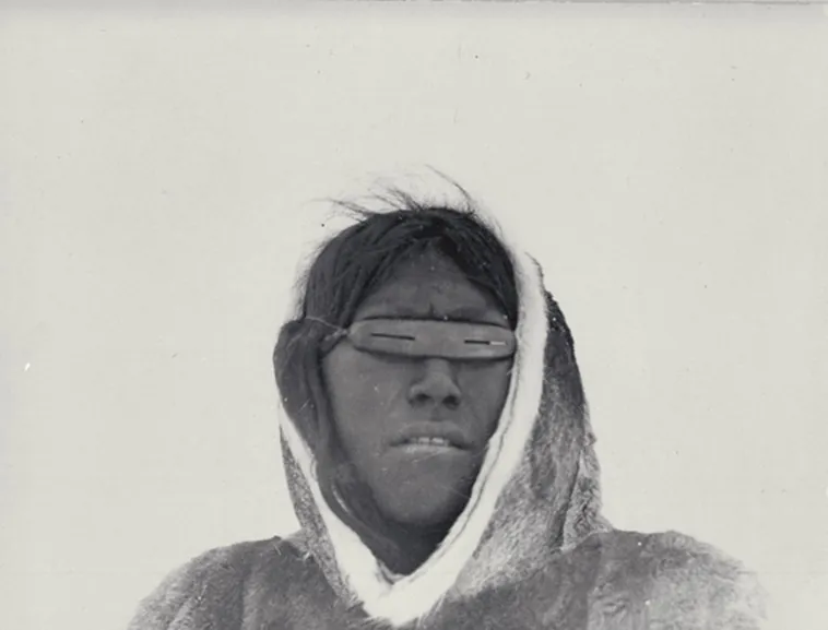 Gafas de Nieve Inuit: Protección Ancestral y la Lucha Contra la Ceguera Solar Extrema