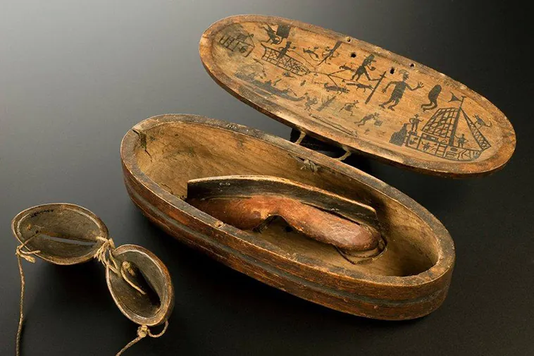 Gafas de Nieve Inuit: Protección Ancestral y la Lucha Contra la Ceguera Solar Extrema