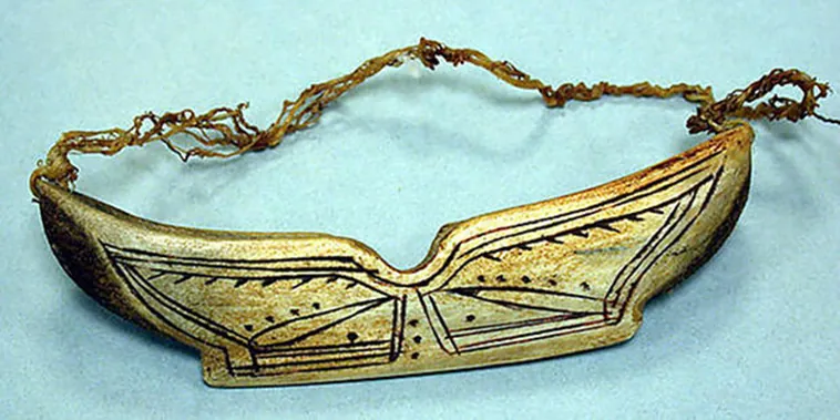Gafas de Nieve Inuit: Protección Ancestral y la Lucha Contra la Ceguera Solar Extrema