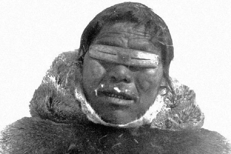 Gafas de Nieve Inuit: Protección Ancestral y la Lucha Contra la Ceguera Solar Extrema