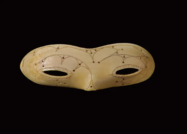Gafas de Nieve Inuit: Protección Ancestral y la Lucha Contra la Ceguera Solar Extrema