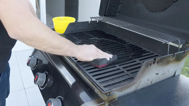 Guía Completa para una Limpieza y Mantenimiento Óptimo de tu Parrilla: Hacks Inteligentes y Soluciones Caseras