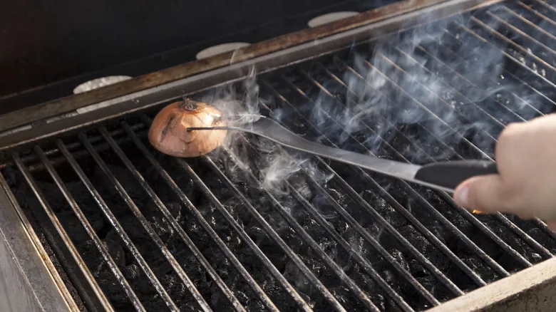 Guía Completa para una Limpieza y Mantenimiento Óptimo de tu Parrilla: Hacks Inteligentes y Soluciones Caseras