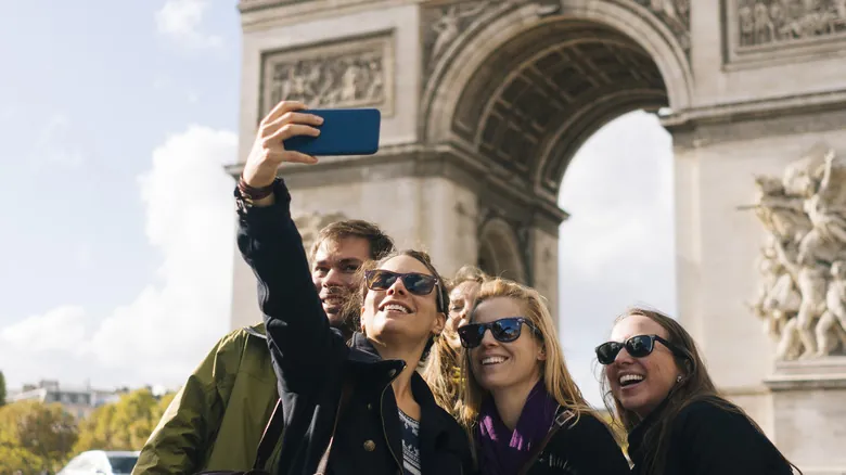 Guía de Estilo para Viajar a Francia: Elegancia Atemporal y Cómo Vestir como un Local