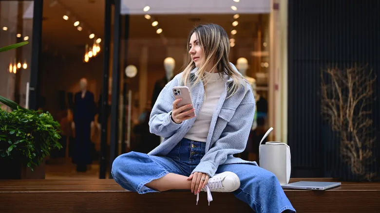 Guía de Estilo para Viajar a Francia: Elegancia Atemporal y Cómo Vestir como un Local