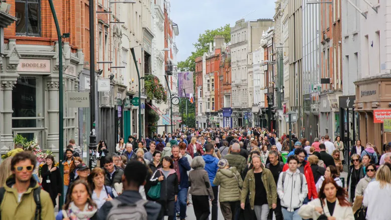 Guía Definitiva: Cómo Vestir en Europa para Mezclarse como un Local y Evitar Ser Blanco de Estafas