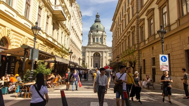 Guía Definitiva: Cómo Vestir en Europa para Mezclarse como un Local y Evitar Ser Blanco de Estafas
