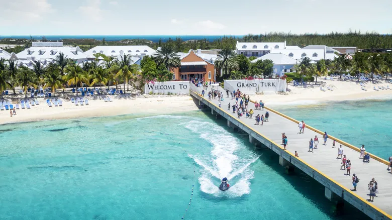 Guía Definitiva de Transporte en Turcas y Caicos: Cómo Moverse en Providenciales y Más Allá