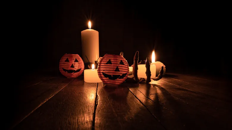Guía DIY: Crea Portavelas Espeluznantes de Manos de Esqueleto para Halloween