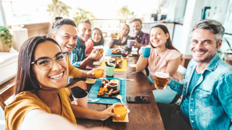 Hospitalidad Inclusiva: Cómo Optimizar la Mesa para Comensales Zurdos