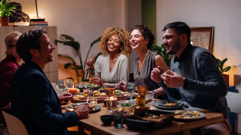 Hospitalidad Inclusiva: Cómo Optimizar la Mesa para Comensales Zurdos