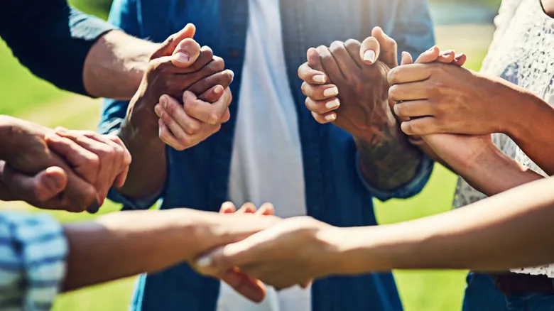 Inteligencia y Altruismo: ¿Son las Personas Más Inteligentes También Más Bondadosas?