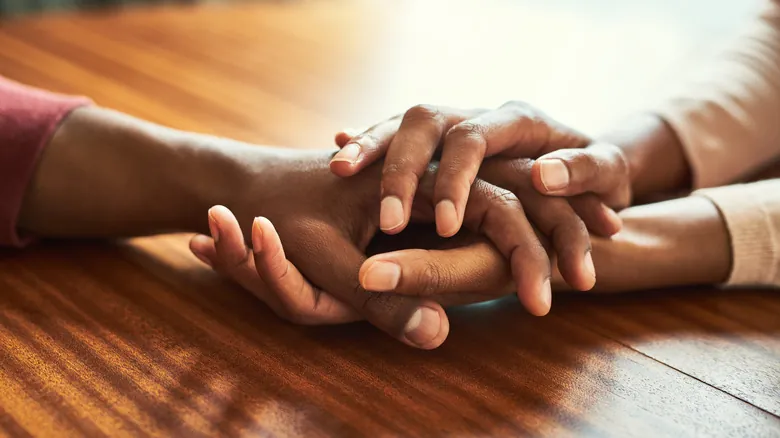Inteligencia y Altruismo: ¿Son las Personas Más Inteligentes También Más Bondadosas?