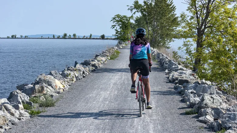 Island Line Trail: La Inigualable Ruta para Ciclistas sobre el Lago Champlain en Vermont