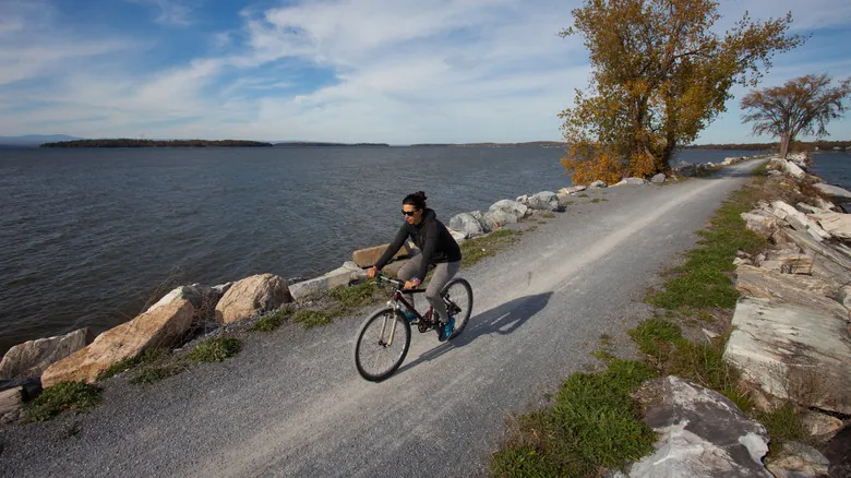 Island Line Trail: La Inigualable Ruta para Ciclistas sobre el Lago Champlain en Vermont