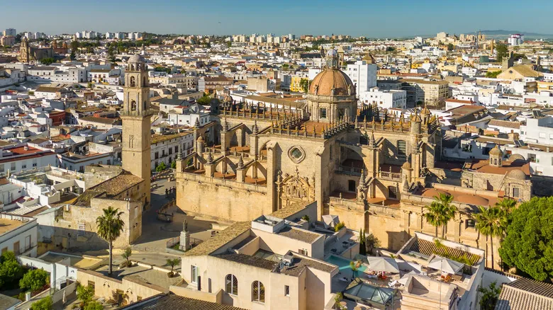 Jerez de la Frontera: La Esencia de Andalucía entre Vinos, Caballos y Tradición