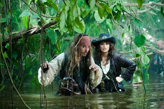 Johnny depp irreconocible pelo gris barba blanca