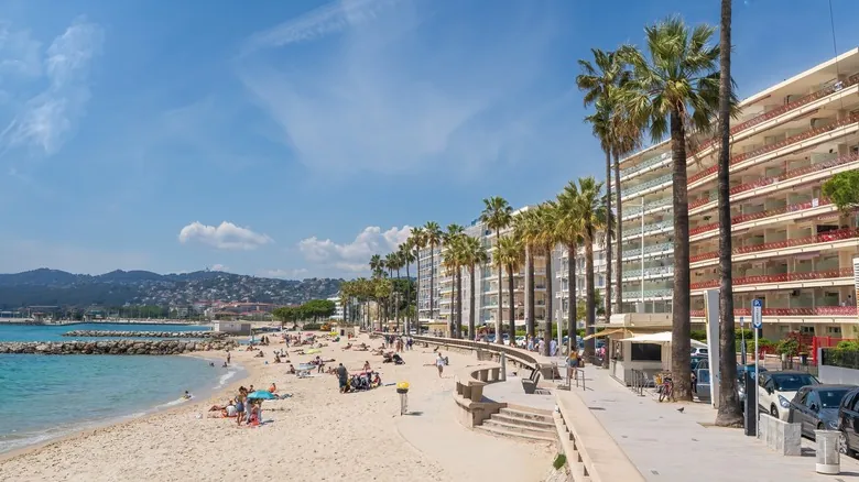 Juan-les-Pins: El Refugio Secreto de la Riviera Francesa con Encanto Atemporal