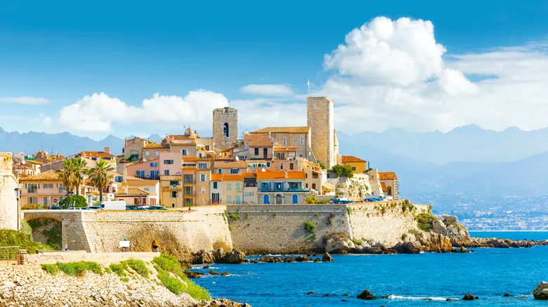 Juan-les-Pins: El Refugio Secreto de la Riviera Francesa con Encanto Atemporal