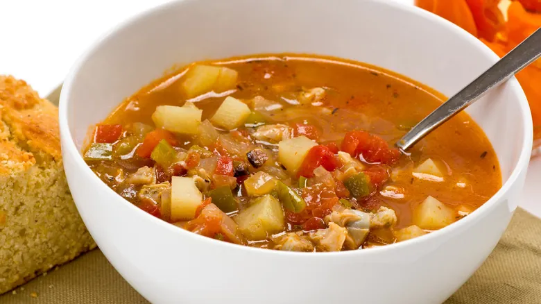 La Batalla por la Mejor Sopa de Almejas: Nueva Inglaterra vs. Florida