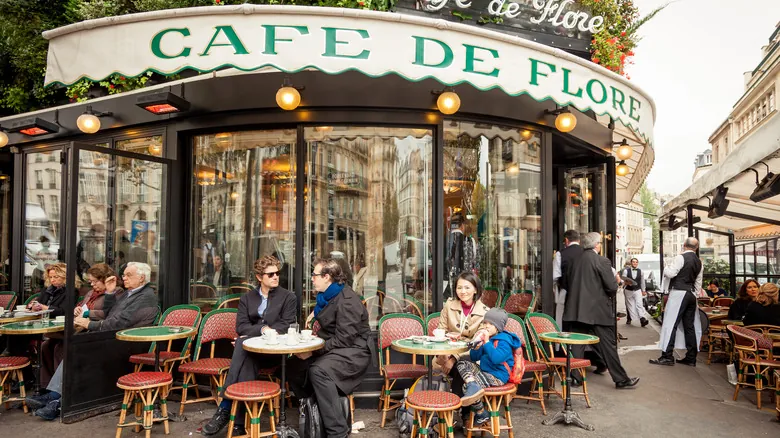 La Cultura del Café Francés: Guía Definitiva de Etiqueta para Viajeros