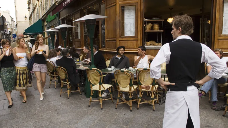 La Cultura del Café Francés: Guía Definitiva de Etiqueta para Viajeros
