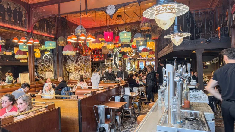 La Cultura del Café Francés: Guía Definitiva de Etiqueta para Viajeros
