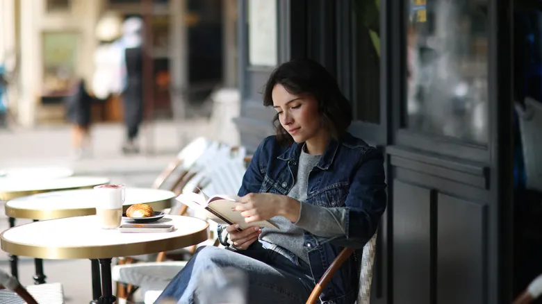 La Cultura del Café Francés: Guía Definitiva de Etiqueta para Viajeros