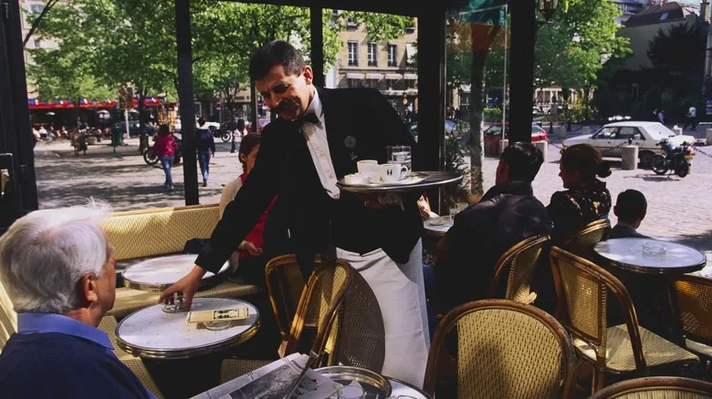 La Cultura del Café Francés: Guía Definitiva de Etiqueta para Viajeros