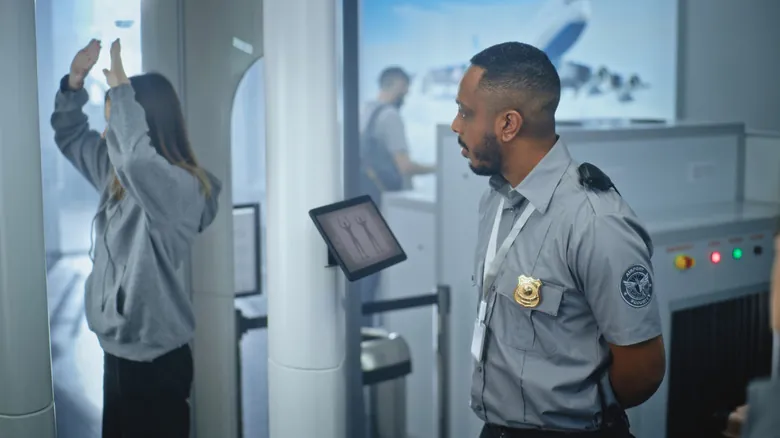 La Evolución de la Seguridad Aeroportuaria: Escáneres Corporales, Privacidad y Tecnología