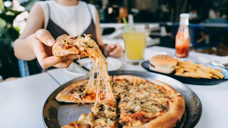 La Pizza en el Mundo: Un Viaje Culinario por los Sabores Más Inesperados