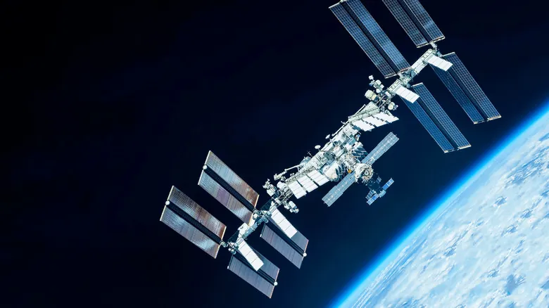 La Vida Cotidiana de los Astronautas en la Estación Espacial Internacional: Desafíos y Adaptaciones en Órbita