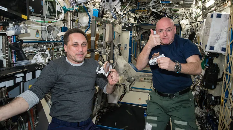 La Vida Cotidiana de los Astronautas en la Estación Espacial Internacional: Desafíos y Adaptaciones en Órbita