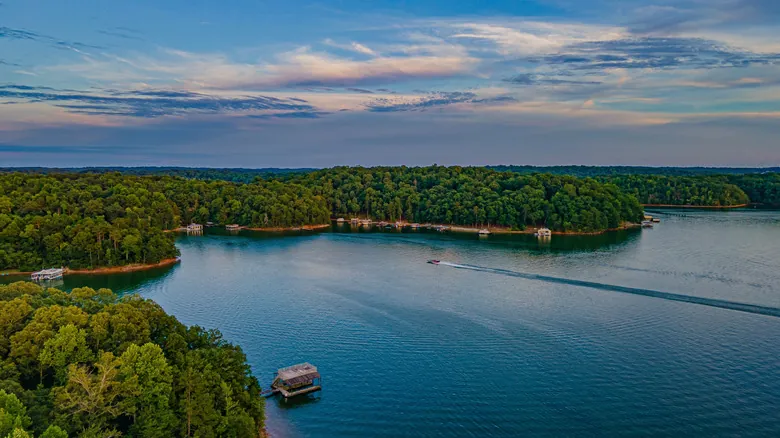 Lago Lanier: La Verdad Detrás de Sus Aguas y Su Sombrío Pasado