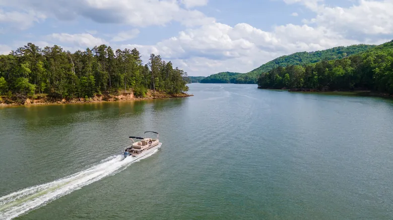 Lago Lanier: La Verdad Detrás de Sus Aguas y Su Sombrío Pasado