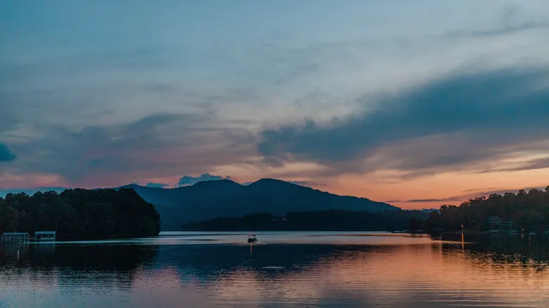 Lago Lanier: La Verdad Detrás de Sus Aguas y Su Sombrío Pasado