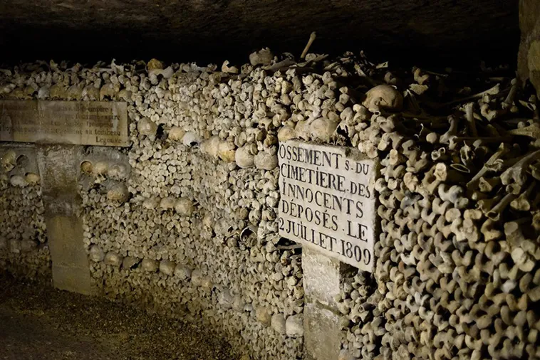 Las Catacumbas de París: Un Fascinante Viaje por su Historia Subterránea y Misterios