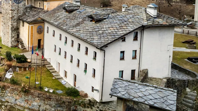 Lillianes: Un Pueblo de Ensueño en los Alpes Italianos para una Escapada Romántica y Aventurera
