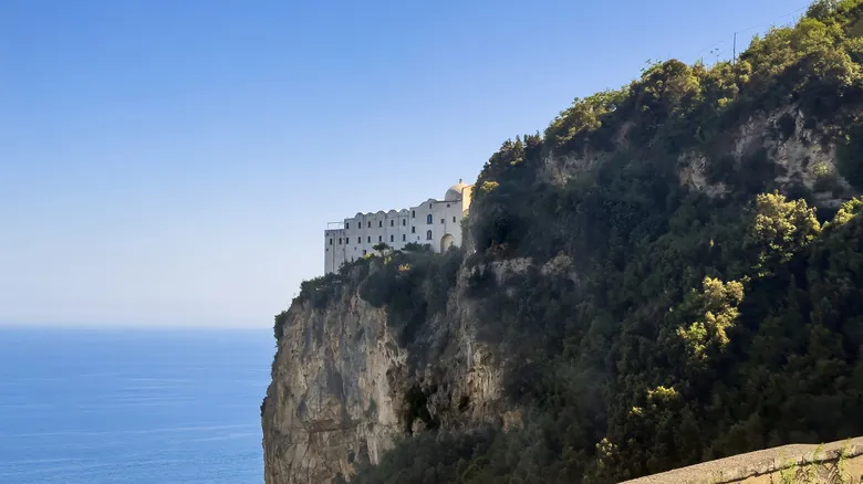 Los Mejores Hoteles en Acantilados del Mundo: Un Retiro de Lujo con Vistas Inigualables