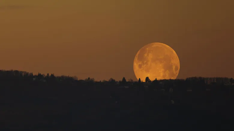Los Misterios de la Luna: ¿Por Qué Cambia de Color? Guía Completa
