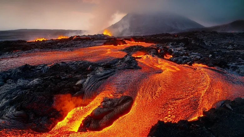 Mitos y Realidades: Descubre Qué Sucede al Caer en un Río de Lava Volcánica