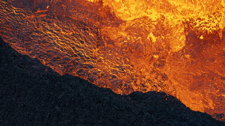 Mitos y Realidades: Descubre Qué Sucede al Caer en un Río de Lava Volcánica