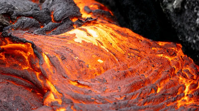 Mitos y Realidades: Descubre Qué Sucede al Caer en un Río de Lava Volcánica