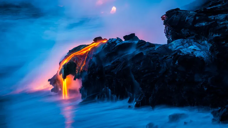 Mitos y Realidades: Descubre Qué Sucede al Caer en un Río de Lava Volcánica