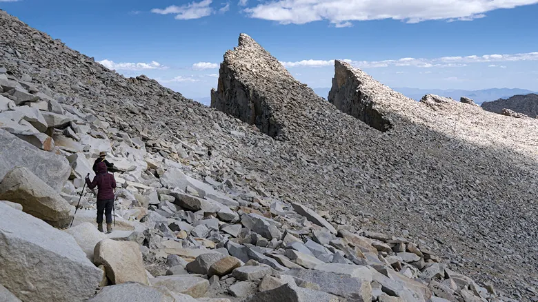 Monte Whitney: Guía Completa para Conquistar la Cima Más Alta de EE. UU. Continental